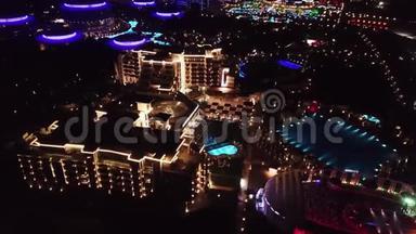 晚上在豪华度假酒店领土上鸟瞰。 录像。 酒店建筑群内部照明的夜景